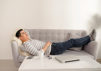 Stille auf der Couch genießen